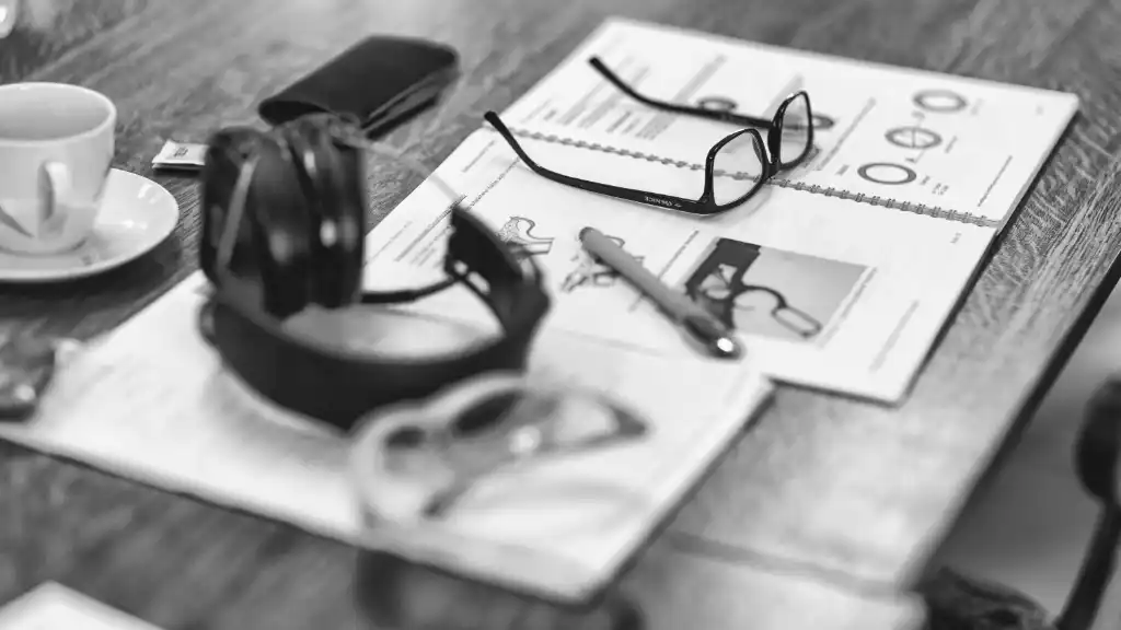 Lernskript, Brille und Ohrschützer auf Tisch